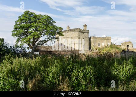 V secolo Crayke castello nel villaggio di Crayke, Yorkshire;consiste in un restaurato a quattro piani torre e annessi. Foto Stock