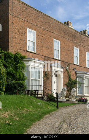 Crayke Hall nel villaggio di Crayke, Yorkshire; un elencati Georgian House costruita intorno al 1750 adiacente alla chiesa del villaggio. Foto Stock