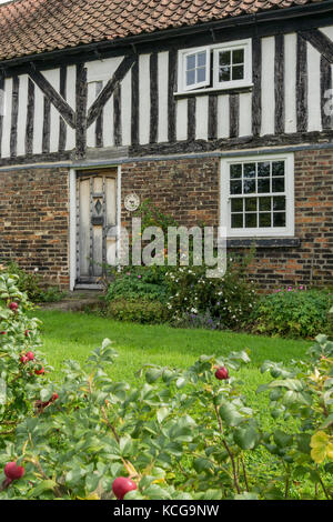 Facciata di Black Bull Cottage, un graticcio edificio, nel North Yorkshire villaggio di Husthwaite, UK. Foto Stock