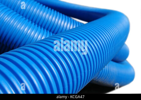 Bobina di plastica blu ondulato tubazione idraulica su bianco Foto Stock