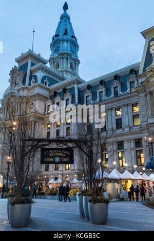 Villaggio di Natale e giardino d'inverno a Dilworth parco al di fuori del Municipio, Philadelphia, PA, Stati Uniti d'America. Foto Stock