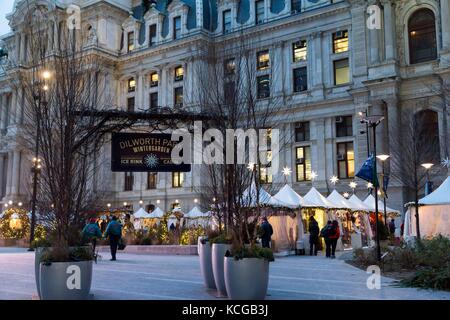 Villaggio di Natale e giardino d'inverno a Dilworth parco al di fuori del Municipio, Philadelphia, PA, Stati Uniti d'America. Foto Stock