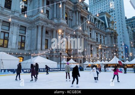 Villaggio di Natale e giardino d'inverno a Dilworth parco al di fuori del Municipio, Philadelphia, PA, Stati Uniti d'America. Foto Stock