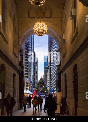 Villaggio di Natale e giardino d'inverno a Dilworth parco al di fuori del Municipio, Philadelphia, PA, Stati Uniti d'America. Foto Stock