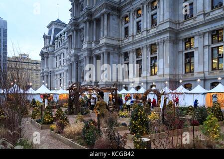 Villaggio di Natale e giardino d'inverno a Dilworth parco al di fuori del Municipio, Philadelphia, PA, Stati Uniti d'America. Foto Stock
