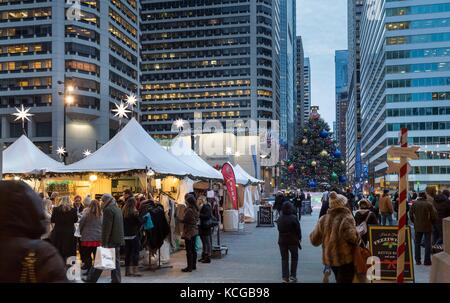 Villaggio di Natale e giardino d'inverno a Dilworth parco al di fuori del Municipio, Philadelphia, PA, Stati Uniti d'America. Foto Stock
