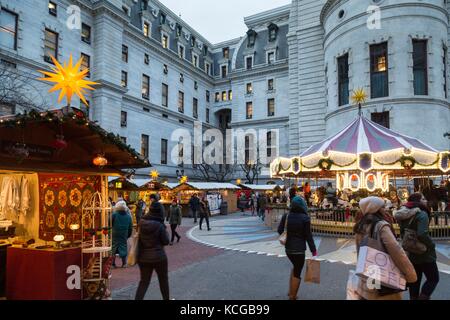 Villaggio di Natale e giardino d'inverno a Dilworth parco al di fuori del Municipio, Philadelphia, PA, Stati Uniti d'America. Foto Stock