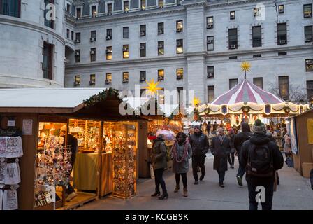 Villaggio di Natale e giardino d'inverno a Dilworth parco al di fuori del Municipio, Philadelphia, PA, Stati Uniti d'America. Foto Stock