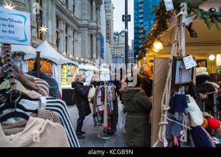 Villaggio di Natale e giardino d'inverno a Dilworth parco al di fuori del Municipio, Philadelphia, PA, Stati Uniti d'America. Foto Stock