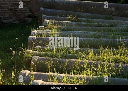 Dettaglio delle colonne scartate a Ostia Antica rovine, vicino Roma, Italia. Foto Stock
