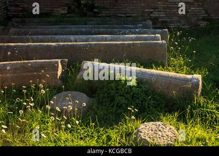 Dettaglio delle colonne scartate a Ostia Antica rovine, vicino Roma, Italia. Foto Stock