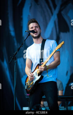 La band inglese indie rock e post-punk White Lies esegue un concerto dal vivo al festival musicale tedesco Berlin Festival 2013. Qui il cantante e chitarrista Harry McVeigh è raffigurato dal vivo sul palco. Germania, 07/09 2013. Foto Stock