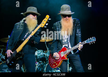 La rock band americana ZZ Top si esibisce in un concerto dal vivo al festival musicale norvegese Bergenfest 2014. Qui il chitarrista e cantante Billy Gibbons (R) e il bassista Dusty Hill (L) sono immagini live sul palco. Norvegia, 11/06 2014. Foto Stock