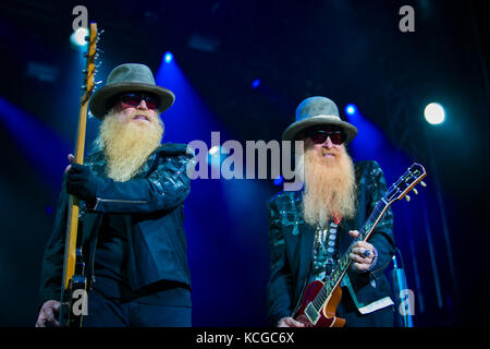 La rock band americana ZZ Top si esibisce in un concerto dal vivo al festival musicale norvegese Bergenfest 2014. Qui il chitarrista e cantante Billy Gibbons (R) e il bassista Dusty Hill (L) sono immagini live sul palco. Norvegia, 11/06 2014. Foto Stock