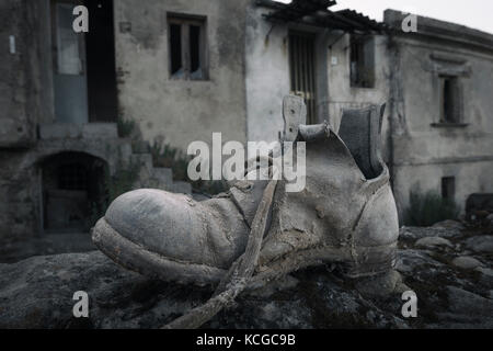Un vecchio cassone nel villaggio abbandonato di Ferruzzano Superiore, Calabria, Italia. Foto Stock
