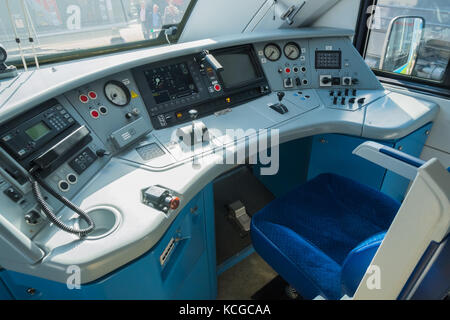 Interno di un treno della cabina operatore Foto Stock