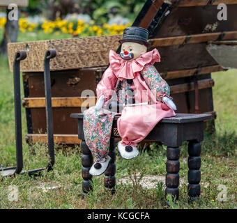 Creepy clown bambola ad un esterno di mercato delle pulci, Manitoba, Canada. Foto Stock