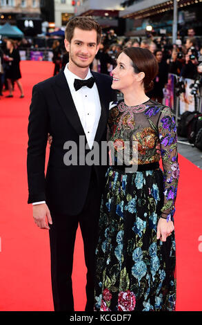 Andrew Garfield e Claire Foy arrivano per la proiezione di apertura del Notturno di BREATHE che si tiene a Odeon Leicester Square, Londra. Foto Stock