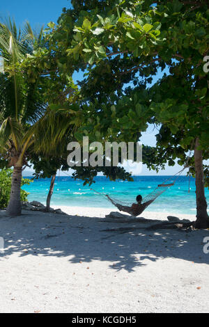 Filippine spiaggia, Cebu isola - un turista rilassante in un amaca in vacanza, Cebu, Filippine, Asia Foto Stock