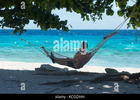 Filippine spiaggia, Cebu isola - un turista rilassante in un amaca in vacanza, Cebu, Filippine, Asia Foto Stock