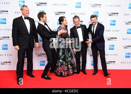 Hugh Bonneville, Andrew Garfield, Claire Foy, Tom Hollander e Andy Serkis in arrivo per la proiezione serale di Gala di BREATHE tenutasi a Odeon Leicester Square, Londra. Foto Stock