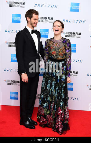 Andrew Garfield e Claire Foy arrivano per la proiezione di apertura del Notturno di BREATHE che si tiene a Odeon Leicester Square, Londra. Foto Stock