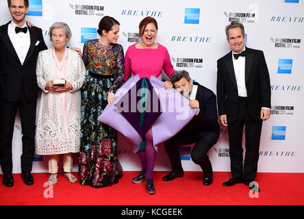 Andrew Garfield, Diana Cavendish, Claire Foy, Clare Stewart, Andy Serkis e Tom Hollander in arrivo per la proiezione di apertura del Notturno Gala di BREATHE tenutasi a Odeon Leicester Square, Londra. Foto Stock