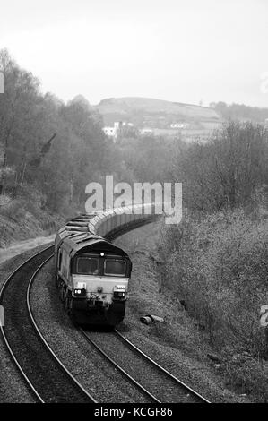 66044, a sud di trefforest, con un tower colliery - aberthaw stazione di potenza funzionante. Foto Stock