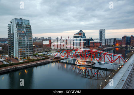 Questo ponte nel ristrutturato zona portuale di salford era originariamente una stazione di rotazione ponte sopra il manchester ship canal. Foto Stock