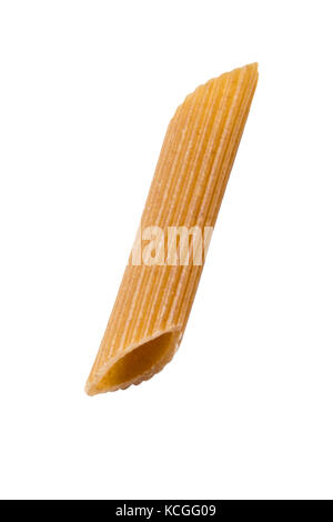 Una pasta penne isolati su sfondo bianco Foto Stock