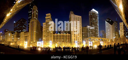 Chicago, Illinois/Stati Uniti - 28 dicembre 2014: sagome di persone nella parte anteriore del Michigan avenue edifici. Foto Stock