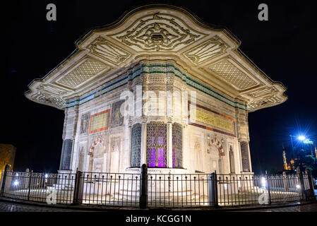 La fontana del sultano Ahmed iii (turco: iii. ahmet cesmesi) è una fontana situata nella grande piazza di fronte al cancello imperiale del Topkapi. Foto Stock