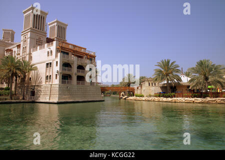 Canali accanto all Hotel di lusso in Jumeirah, Dubai, Emirati arabi uniti Foto Stock