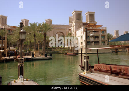 Canali accanto all Hotel di lusso in Jumeirah, Dubai, Emirati arabi uniti Foto Stock