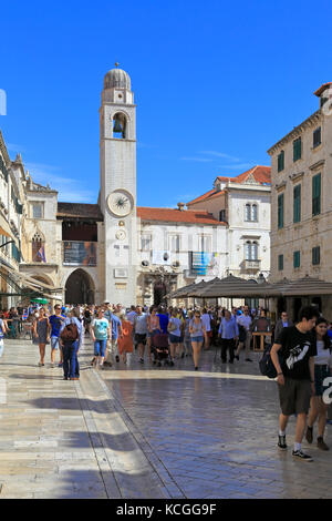 Stradun main street e la Torre dell Orologio in Piazza Luza, Dubrovnik Città Vecchia, Croazia, sito patrimonio mondiale dell'UNESCO, Dalmazia, costa dalmata, l'Europa. Foto Stock