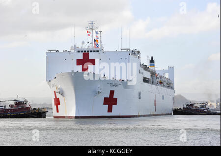 Il comando militare nave ospedale usns comfort arriva a San Juan, Puerto Rico, oct. 3, 2017. Il comfort contribuiranno a sostenere uragano maria Foto Stock