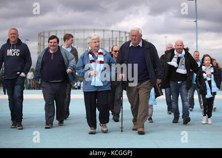 I fan di Manchester City fuori dallo stadio Etihad prima della partita Foto Stock