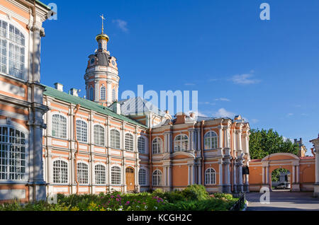 Giardini del Monastero di San Alexander Nevsky lavra con il metropolita di edifici e la barocca chiesa del Santo principe Fëdor a San Pietroburgo Foto Stock