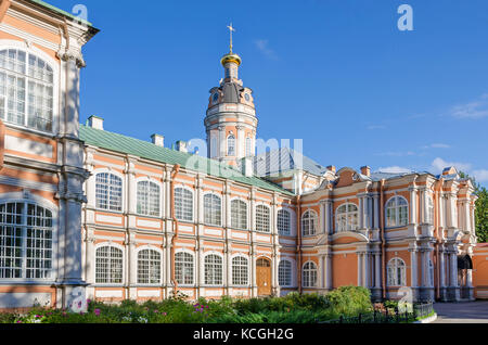 Giardini del Monastero di San Alexander Nevsky lavra con il metropolita di edifici e la barocca chiesa del Santo principe Fëdor a San Pietroburgo Foto Stock