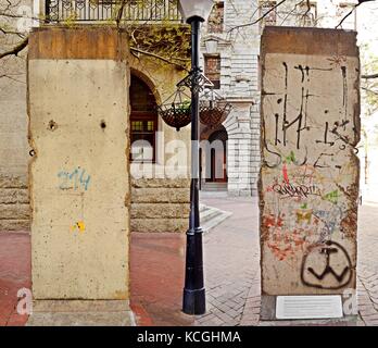 Una lastra di calcestruzzo del muro di Berlino, come un monumento a Cape Town. I due lati della lastra mostra i lati di Berlino Est e di Berlino Ovest. Sud Africa Foto Stock