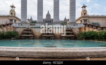 Puig i Cadafalch architettura attorno Palau Nacional, Barcellona, in Catalogna, Spagna Foto Stock