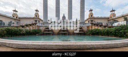 Puig i Cadafalch architettura attorno Palau Nacional, Barcellona, in Catalogna, Spagna Foto Stock