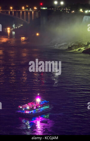 Imbarcazione turistica alle Cascate del Niagara illuminate di notte Foto Stock