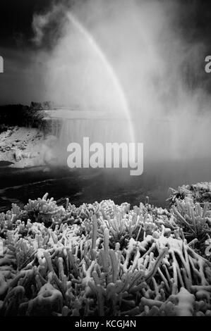 Inverno rainbow sopra le cascate del Niagara Foto Stock