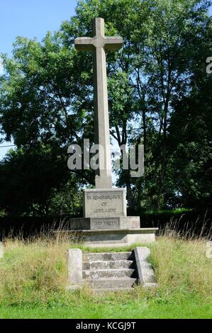 Memoriale di Adelaide Brownlow sul verde a Dumfries, Hertfordshire. Adelaide, la moglie di Adelbert, 3° Conte Brownlow, nacque nel 1844, Foto Stock