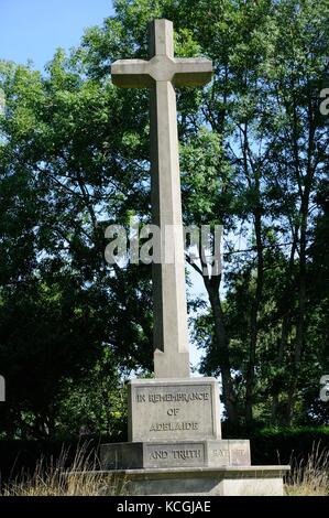 Memoriale di Adelaide Brownlow sul verde a Dumfries, Hertfordshire. Adelaide, la moglie di Adelbert, 3° Conte Brownlow, nacque nel 1844, Foto Stock