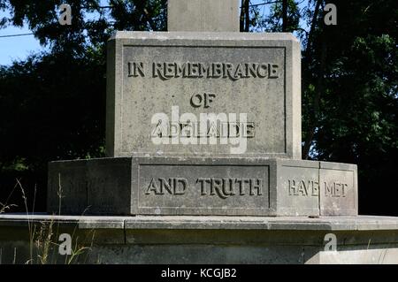 Memoriale di Adelaide Brownlow sul verde a Dumfries, Hertfordshire. Adelaide, la moglie di Adelbert, 3° Conte Brownlow, nacque nel 1844, Foto Stock