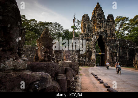 Ponte e porta Sud di Angkor Thom, Angkor, Siem Reap, Cambogia Foto Stock