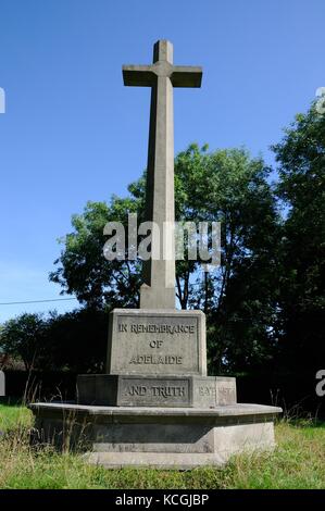 Memoriale di Adelaide Brownlow sul verde a Dumfries, Hertfordshire. Adelaide, la moglie di Adelbert, 3° Conte Brownlow, nacque nel 1844, Foto Stock