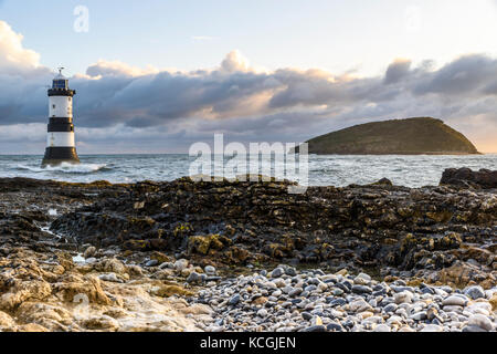 Sunrise a penmon faro (trwyn du faro), penmon, isola di Anglesey, Galles del Nord, Regno Unito Foto Stock